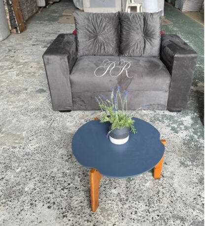Sofa Pop Bela 2 Lugares Veludo Cor Cinza Escuro – almofadas soltas Pés em Madeira - Image 2