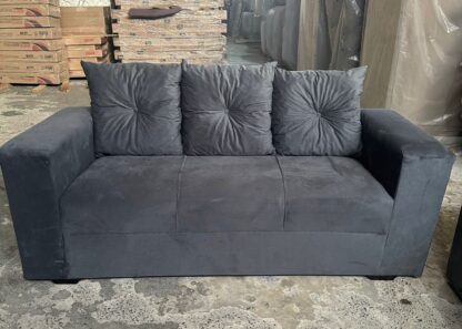 Sofa Pop Bela 3/ Lugares Veludo Cor Cinza Claro – almofadas soltas Pés em Madeira - Image 2