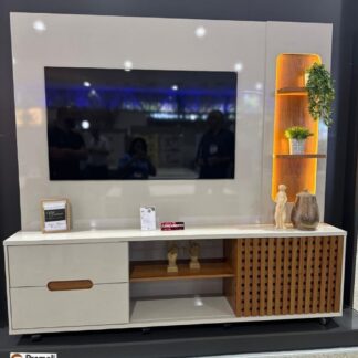 Home Brise Largura  2.07  Tv 70 polegadas cor off white/jequetiba  lukaliam