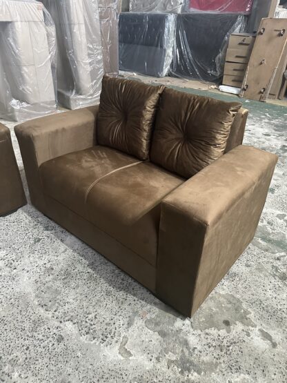 Sofa Pop Bela 2 Lugares Veludo Cor Caramelo– almofadas soltas Pés em Madeira - Imagem 2