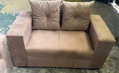 Sofa Pop Bela 2 Lugares Suede Cor Bege – almofadas soltas Pés em Madeira - Imagem 2
