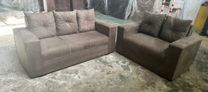 Sofa Pop Bela 2 /3 Lugares  Cor Marrom  – almofadas soltas Pés em Madeira - Imagem 2