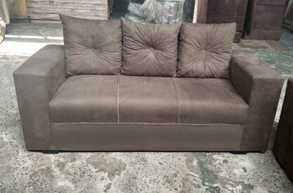 Sofa Pop Bela 3 / Lugares  Cor Marrom – almofadas soltas Pés em Madeira - Imagem 2