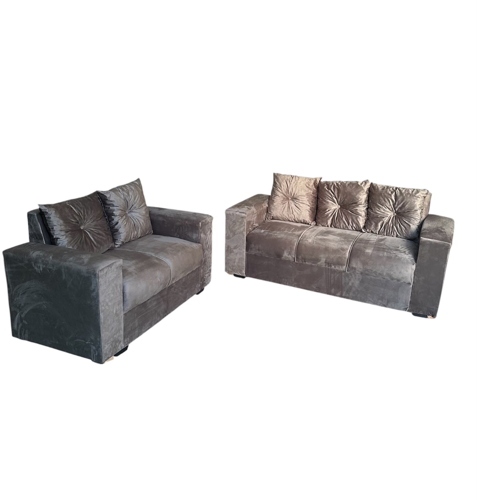 Sofa Pop Bela 2 /3 Lugares Cor Cinza – Almofadas soltas Pés em Madeira Variação de Tonalidade - Imagem 2