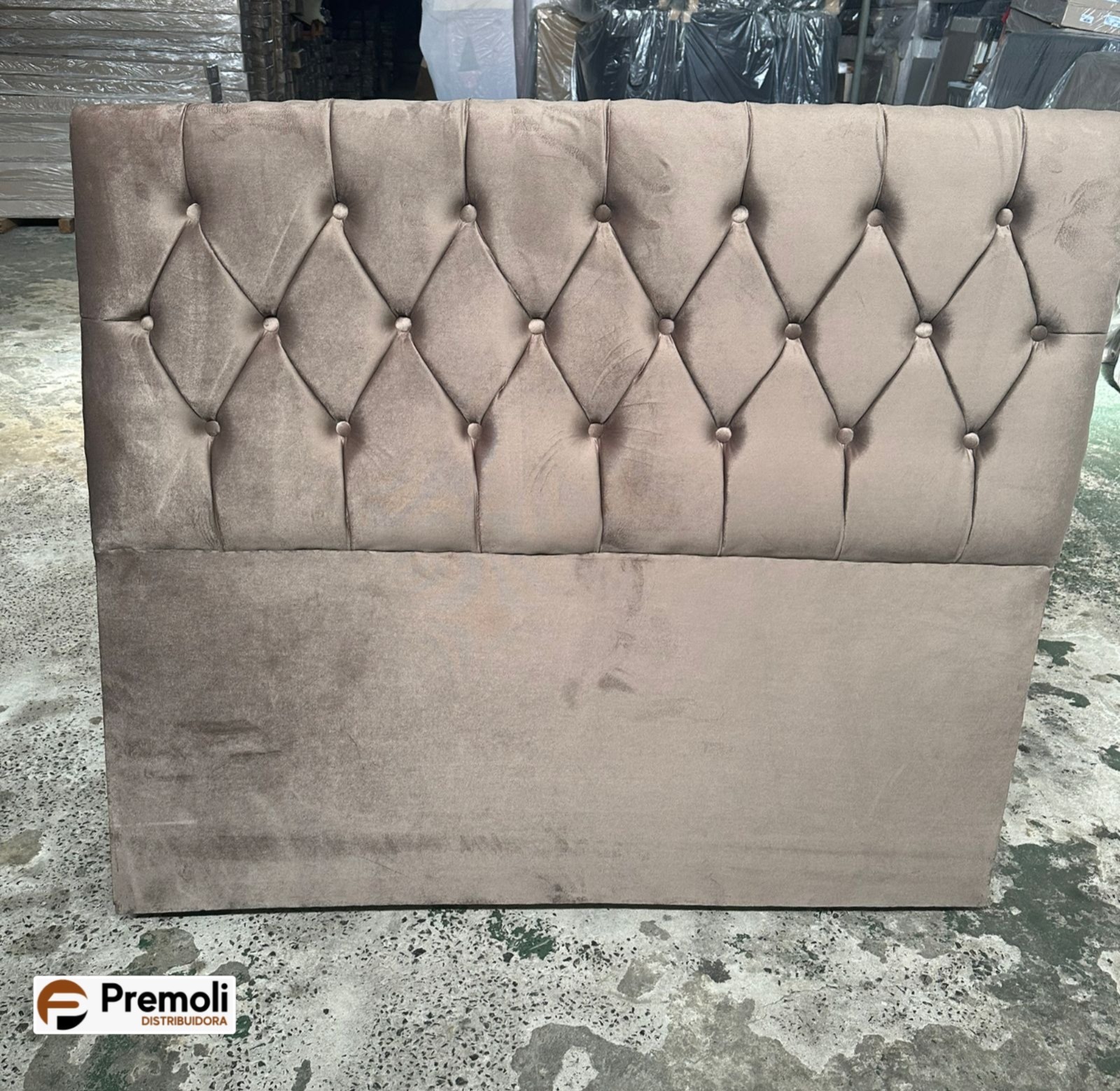 Cabeceira Estofada Capitone casal 138x Cor Marrom Claro Premoli Pés em Madeira