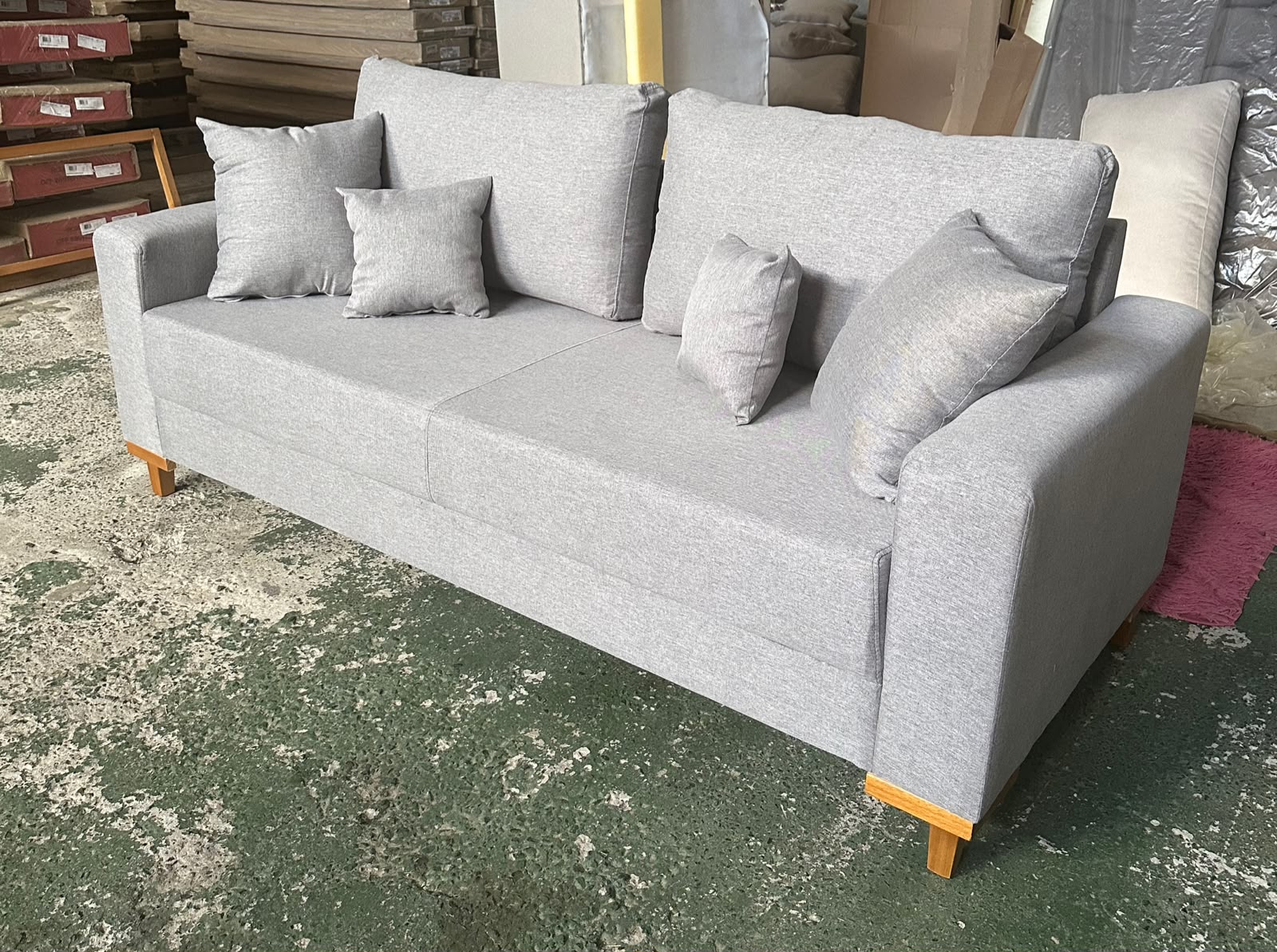 Sofá Living Mensdoza Assento 10Cm Espuma 2.00m Molas Bonel Cor Cinza Pés Y de Madeira Movelart - Imagem 3